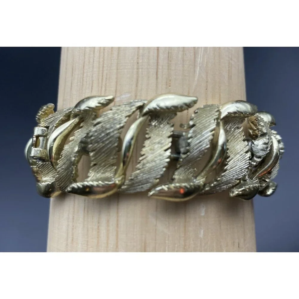 Vintage Lisner Gold Tone Leaf Link Bracelet 7x.75